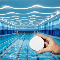Snabbt brusande 90 % TCCA-pool med rent vatten