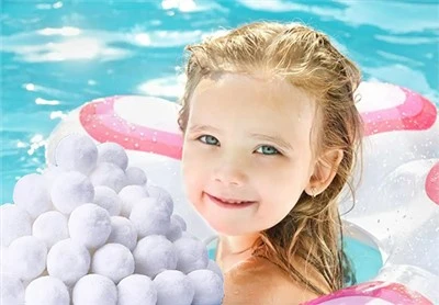 Vita återanvändbara fiberbollar för perfekt pool